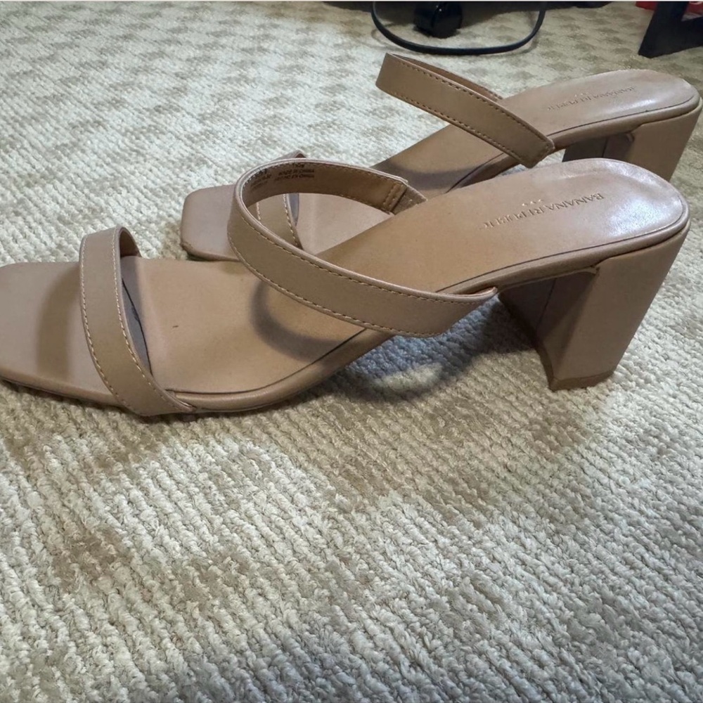 Banana Republic Beige Block Heel Sandals